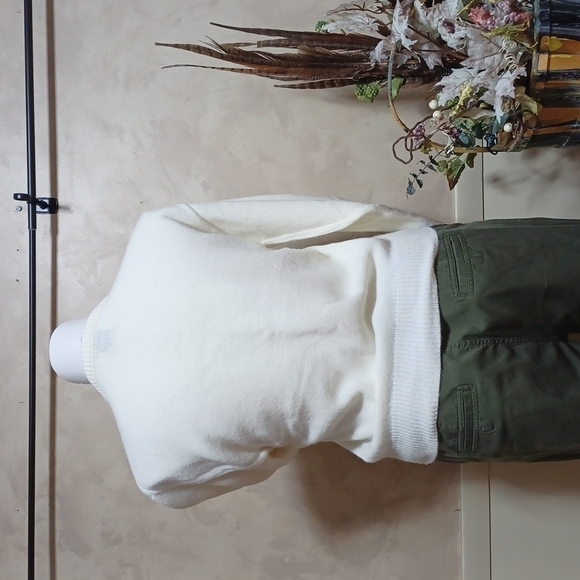 PICKET & POST Womans sweater size Large in a beautiful white on white - Picture 5 of 7